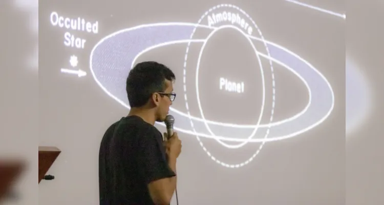 Alunos, professores, servidores e comunidade externa lotaram o auditório do Observatório Astronômico da Universidade Estadual de Ponta Grossa (UEPG), na quarta-feira (10), para saber mais sobre astronomia 