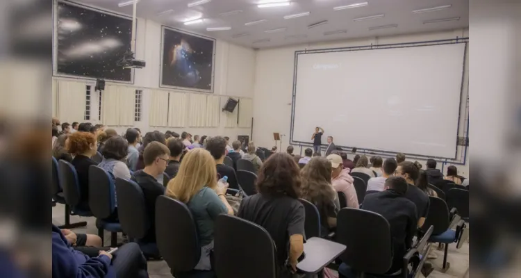 Alunos, professores, servidores e comunidade externa lotaram o auditório do Observatório Astronômico da Universidade Estadual de Ponta Grossa (UEPG), na quarta-feira (10), para saber mais sobre astronomia Alunos, professores, servidores e comunidade externa lotaram o auditório do Observatório Astronômico da Universidade Estadual de Ponta Grossa (UEPG), na quarta-feira (10), para saber mais sobre astronomia 