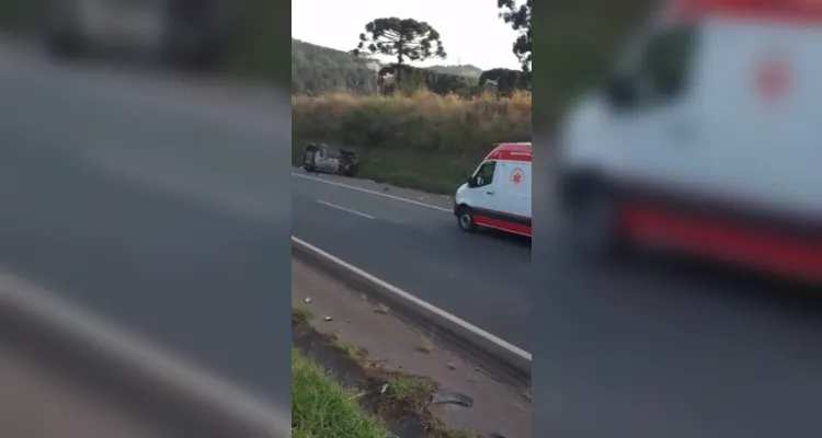 Carro teria capotado após colidir contra anteparo na rodovia