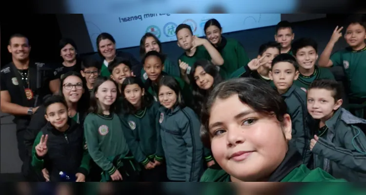 Alunos da turma do 5º ano da Escola Municipal Walquiria Carneiro Xavier da Silva,registram selfie no final da palestra  "Jaguariaíva  sem Drogas" com o delegado do município Lucas de Figueiredo Maia