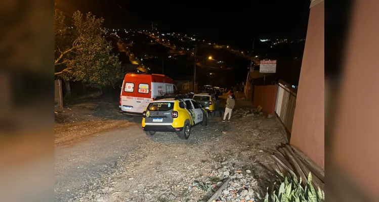 Moradores ficaram assustados com o tiroteio desta noite de segunda-feira (5).