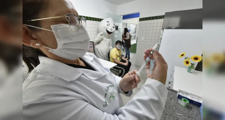Aproximadamente 1,4 mil vacinas bivalentes da covid-19 foram aplicadas.
