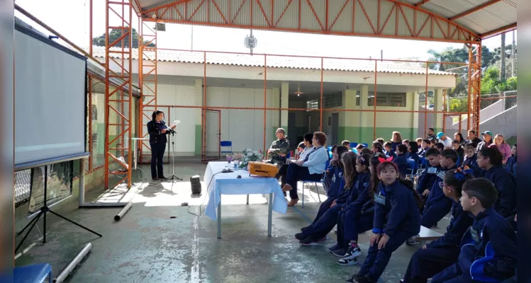 Como atividade inicial, os alunos participaram de uma palestra com o médico veterinário Robson Klimionte