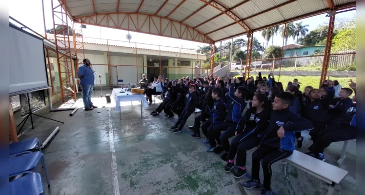 Como atividade inicial, os alunos participaram de uma palestra com o médico veterinário Robson Klimionte