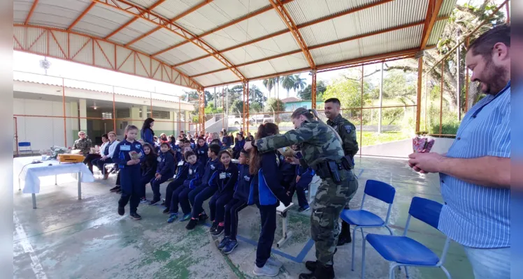 Como atividade inicial, os alunos participaram de uma palestra com o médico veterinário Robson Klimionte