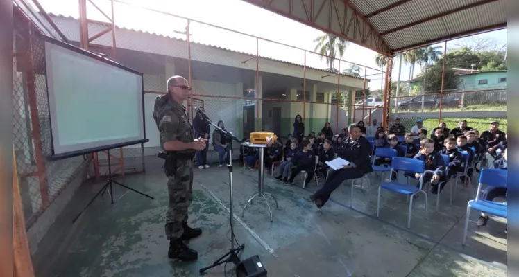 Como atividade inicial, os alunos participaram de uma palestra com o médico veterinário Robson Klimionte