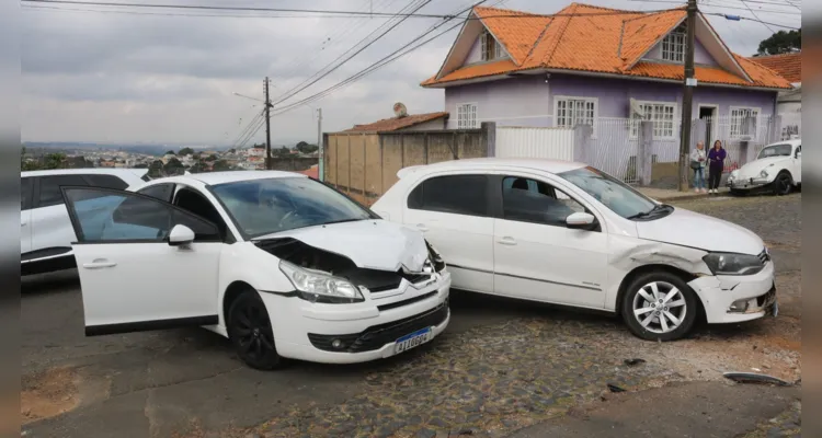 O Citroën C4 seguia pela rua Miguel Calmon, sentido Centro, quando acabou atingido por um Volkswagen Gol