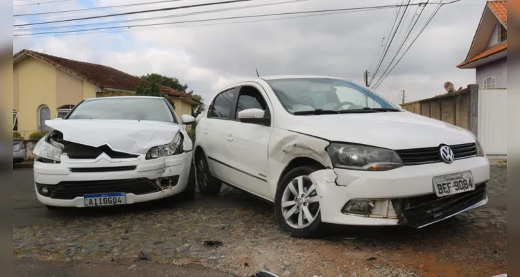 O Citroën C4 seguia pela rua Miguel Calmon, sentido Centro, quando acabou atingido por um Volkswagen Gol