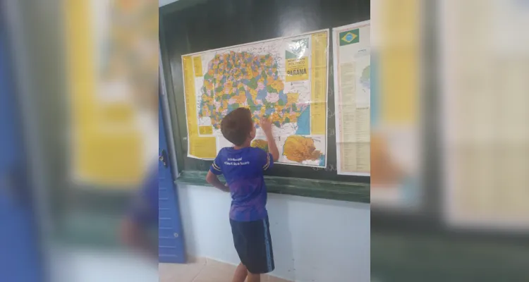 Os alunos fizeram pesquisas e elaboraram mapas mentais sobre os climas e biomas das regiões brasileiras