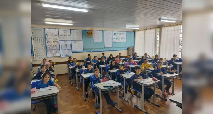 Os alunos confeccionaram palitoches representando flores, um símbolo da pureza infantil