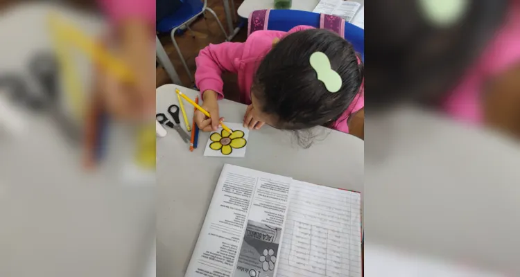 Os alunos confeccionaram palitoches representando flores, um símbolo da pureza infantil