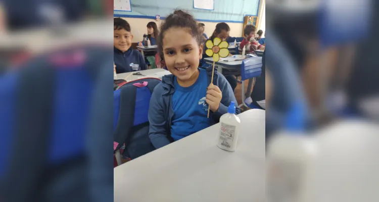 Os alunos confeccionaram palitoches representando flores, um símbolo da pureza infantil