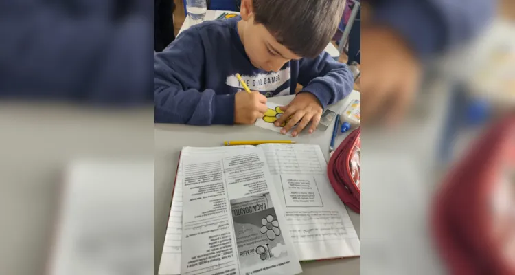 Os alunos confeccionaram palitoches representando flores, um símbolo da pureza infantil