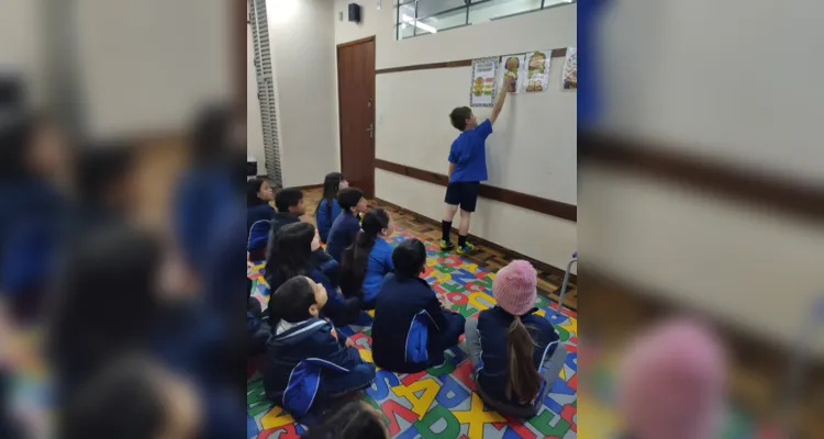 Os alunos confeccionaram palitoches representando flores, um símbolo da pureza infantil