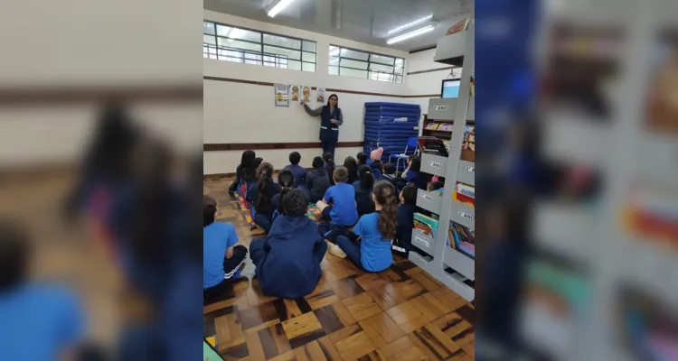 Os alunos confeccionaram palitoches representando flores, um símbolo da pureza infantil