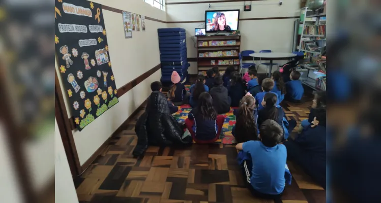 Os alunos confeccionaram palitoches representando flores, um símbolo da pureza infantil