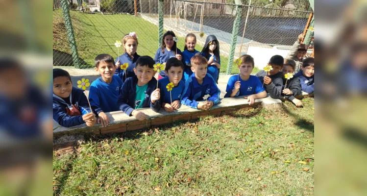 Os alunos confeccionaram palitoches representando flores, um símbolo da pureza infantil