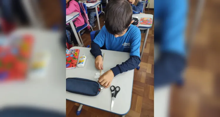 Os alunos confeccionaram palitoches representando flores, um símbolo da pureza infantil