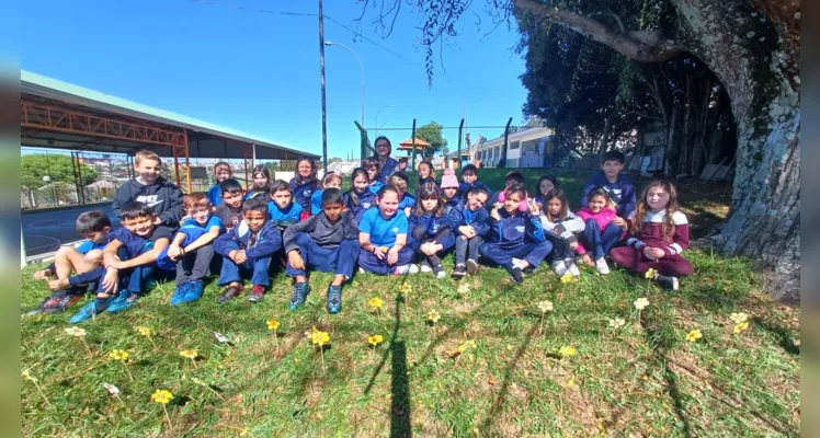 Os alunos confeccionaram palitoches representando flores, um símbolo da pureza infantil