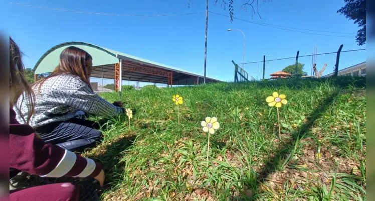 Os alunos confeccionaram palitoches representando flores, um símbolo da pureza infantil