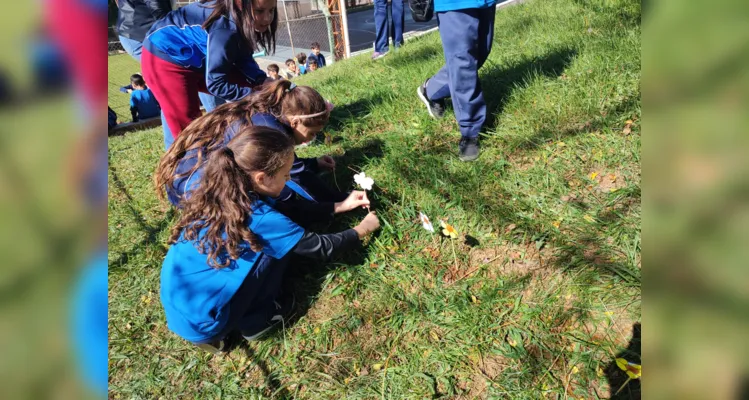 Os alunos confeccionaram palitoches representando flores, um símbolo da pureza infantil