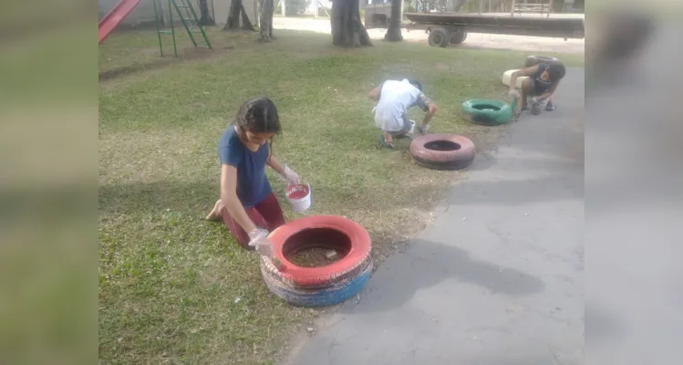 Os alunos participaram de todo o processo de revitalização do espaço, desde as conversas iniciais até o momento de limpeza e pintura do local