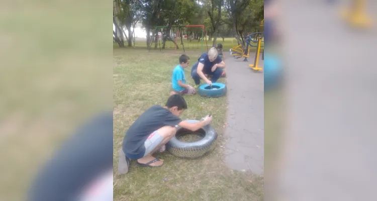 Os alunos participaram de todo o processo de revitalização do espaço, desde as conversas iniciais até o momento de limpeza e pintura do local