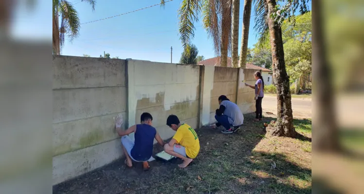 Os alunos participaram de todo o processo de revitalização do espaço, desde as conversas iniciais até o momento de limpeza e pintura do local