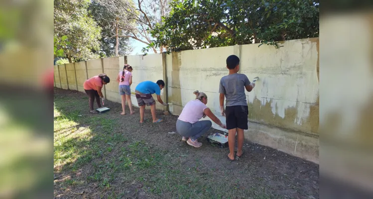 Os alunos participaram de todo o processo de revitalização do espaço, desde as conversas iniciais até o momento de limpeza e pintura do local