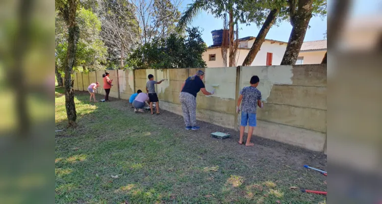 Os alunos participaram de todo o processo de revitalização do espaço, desde as conversas iniciais até o momento de limpeza e pintura do local