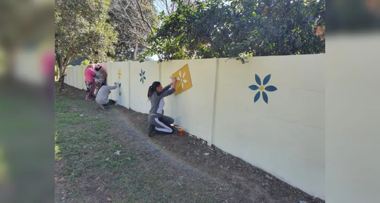 Os alunos participaram de todo o processo de revitalização do espaço, desde as conversas iniciais até o momento de limpeza e pintura do local