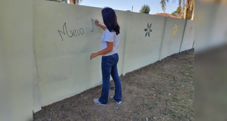 Os alunos participaram de todo o processo de revitalização do espaço, desde as conversas iniciais até o momento de limpeza e pintura do local