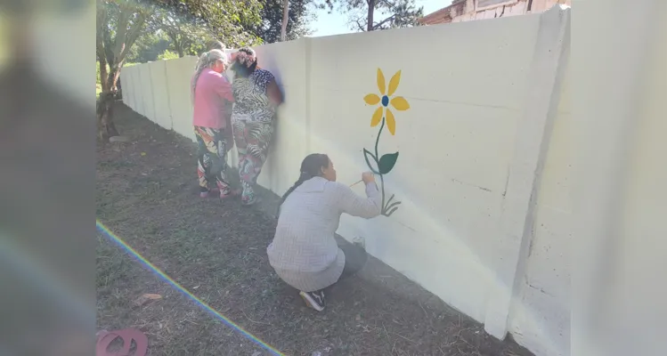 Os alunos participaram de todo o processo de revitalização do espaço, desde as conversas iniciais até o momento de limpeza e pintura do local