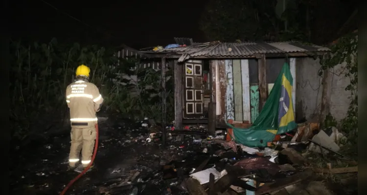 Incêndio foi percebido por volta da 1 hora da manhã desta quinta