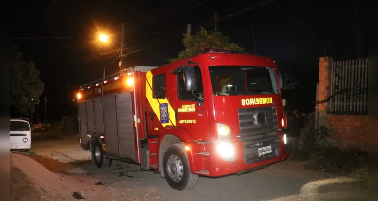 Incêndio foi percebido por volta da 1 hora da manhã desta quinta