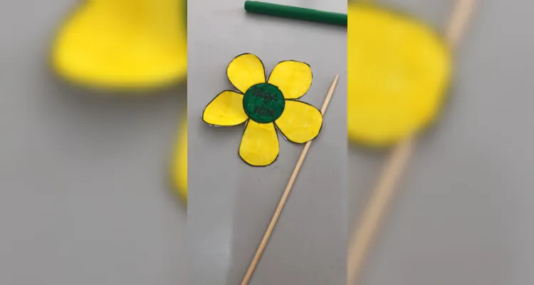 Produção de flores símbolos da campanha foram desenvolvidos pelos alunos