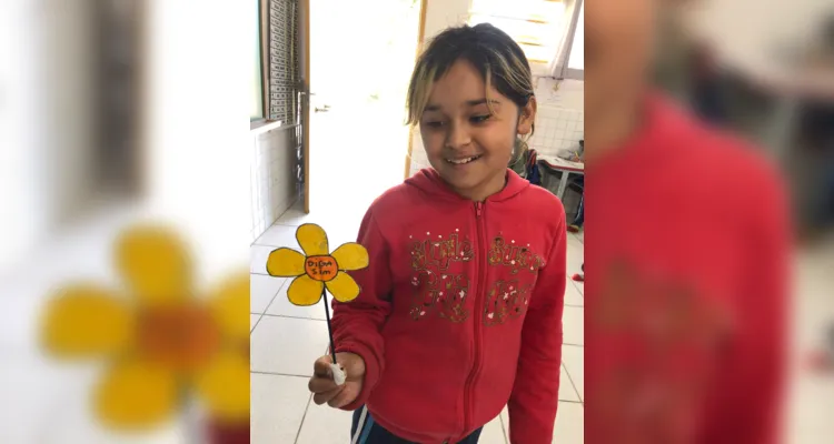 Produção de flores símbolos da campanha foram desenvolvidos pelos alunos