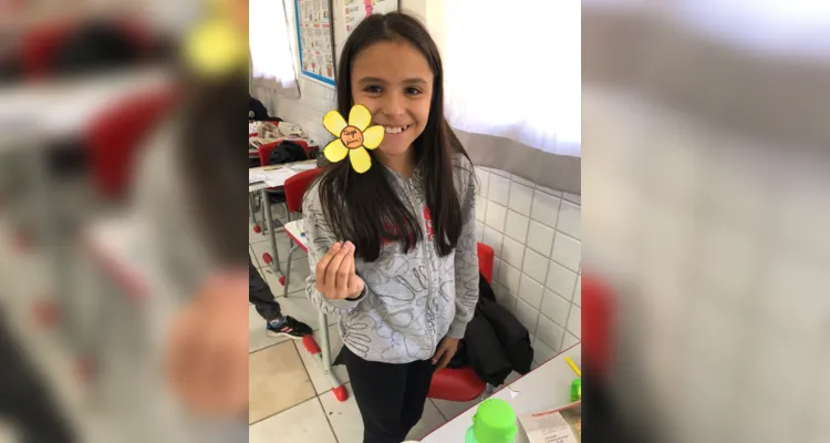 Produção de flores símbolos da campanha foram desenvolvidos pelos alunos