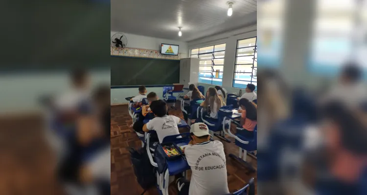 Práticas, como quiz e construção da pirâmide, engajaram educandos no trabalho