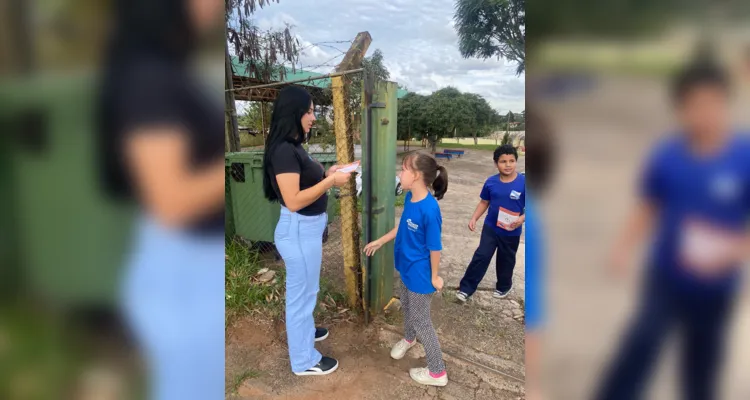 Como complemento as atividades desenvolvidas em sala, os alunos realizaram uma panfletagem na saída da aula