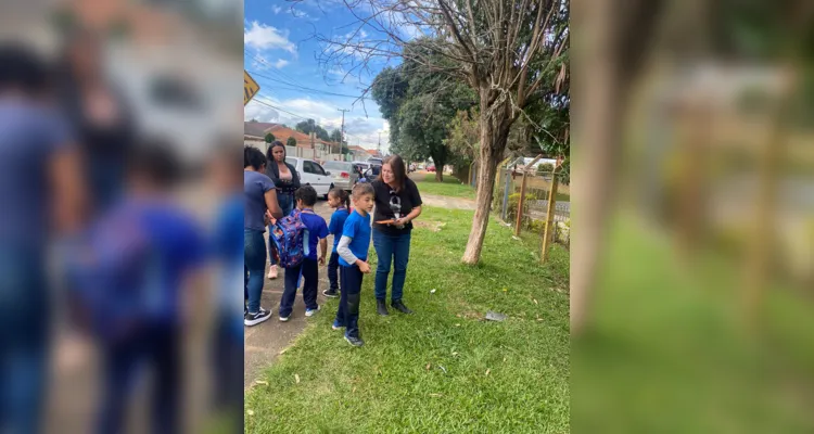 Como complemento as atividades desenvolvidas em sala, os alunos realizaram uma panfletagem na saída da aula