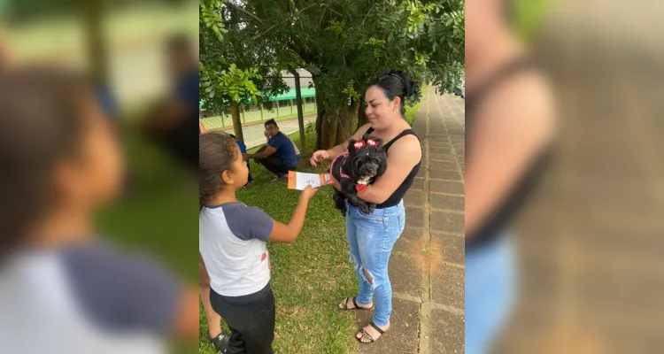 Como complemento as atividades desenvolvidas em sala, os alunos realizaram uma panfletagem na saída da aula