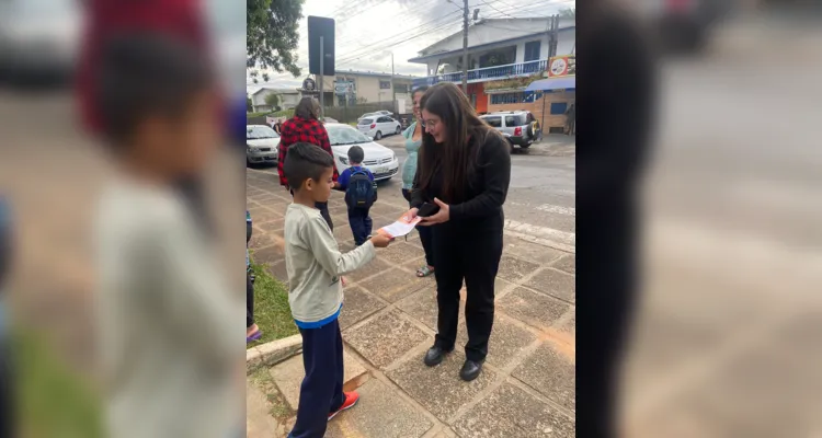 Como complemento as atividades desenvolvidas em sala, os alunos realizaram uma panfletagem na saída da aula