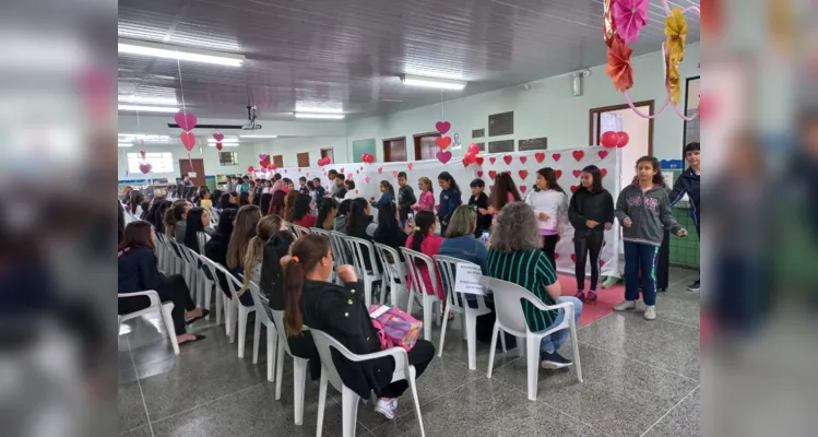 A turma do quinto ano realizou apresentações com os trabalhos realizados a partir dos estudos sobre diversidade e respeito