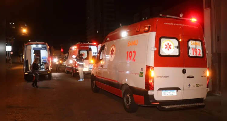 Com a força do impacto, a ambulância quase tombou, andando alguns metros apenas sobre duas rodas