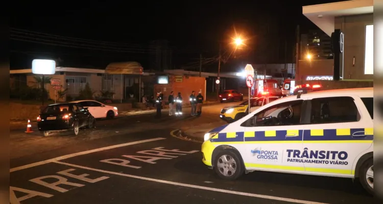 Com a força do impacto, a ambulância quase tombou, andando alguns metros apenas sobre duas rodas