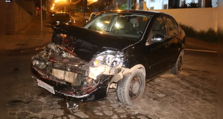 Com a força do impacto, a ambulância quase tombou, andando alguns metros apenas sobre duas rodas