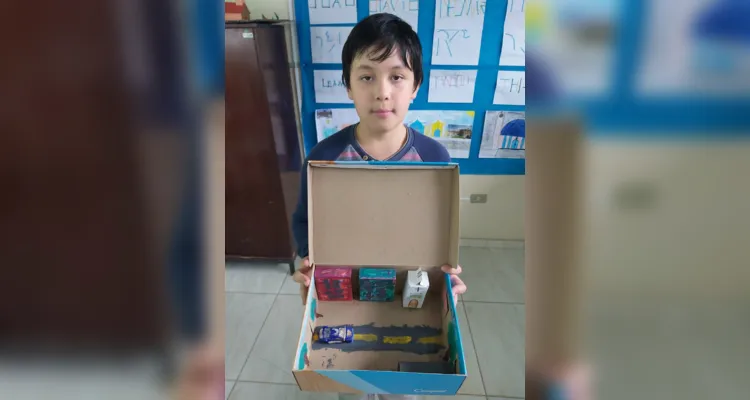 Os alunos confeccionaram peças utilizando polígonos e figuras geomátricas com barbante. Também escreveram seus nomes utilizando barbante com o intuito de representar os segmentos de reta