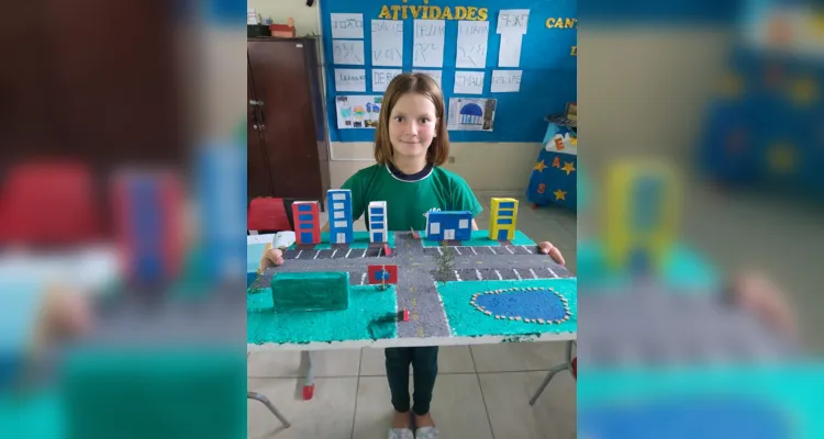 Os alunos confeccionaram peças utilizando polígonos e figuras geomátricas com barbante. Também escreveram seus nomes utilizando barbante com o intuito de representar os segmentos de reta