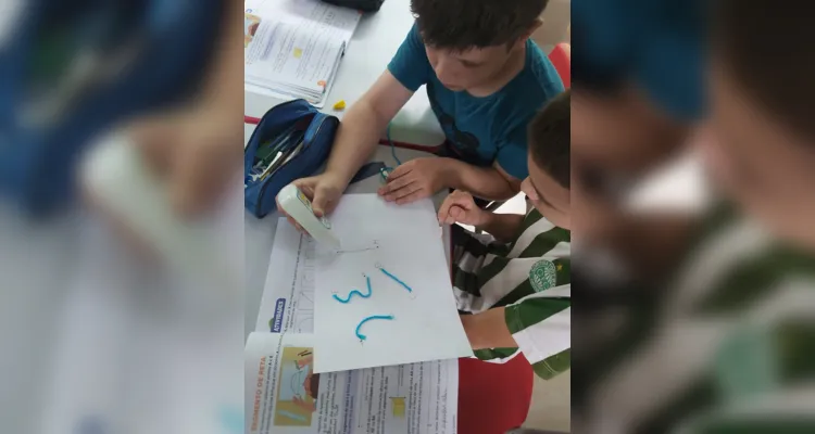 Os alunos confeccionaram peças utilizando polígonos e figuras geomátricas com barbante. Também escreveram seus nomes utilizando barbante com o intuito de representar os segmentos de reta